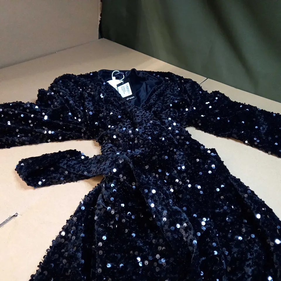 BOOHOO BLACK SEQUIN WRAP BELTED MIDI DRESS - SIZE 14
