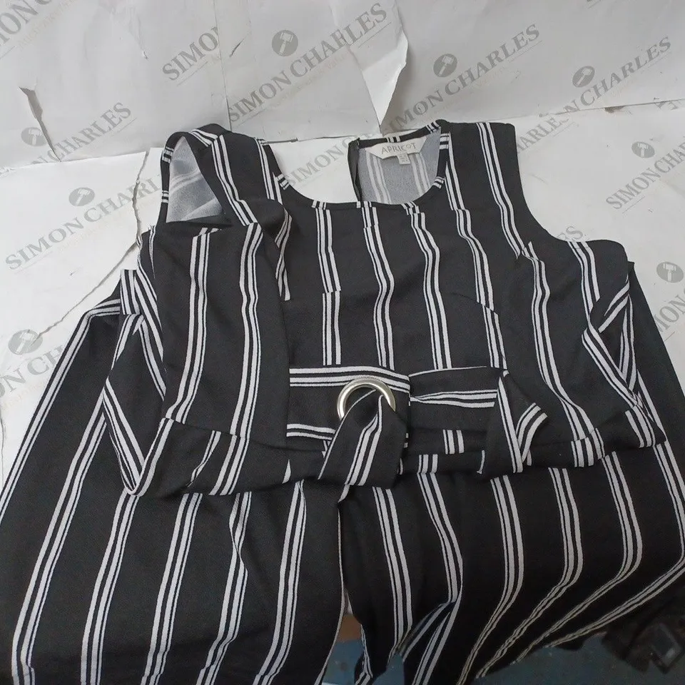 APPROXIMATELY 10 CLOTHING ITEMS INCLUDING: JUMPSUITS, MULTICOLOUR SHIRTS, JUMPERS (ALL IN DIFFERENT SIZES)