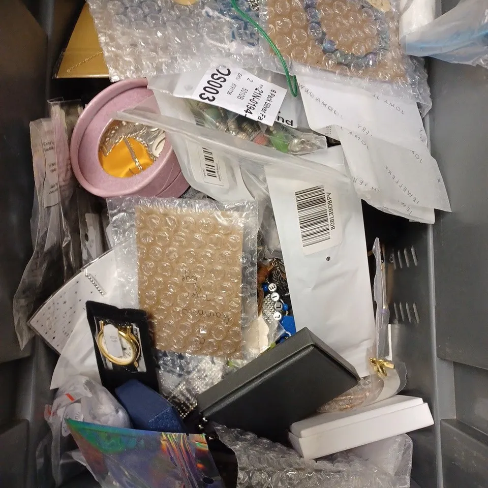 APPROXIMATELY 30 ASSORTED JEWELLERY PRODUCTS IN VARIOUS DESIGNS TO INCLUDE EARRINGS, RINGS, WATCHES ETC	