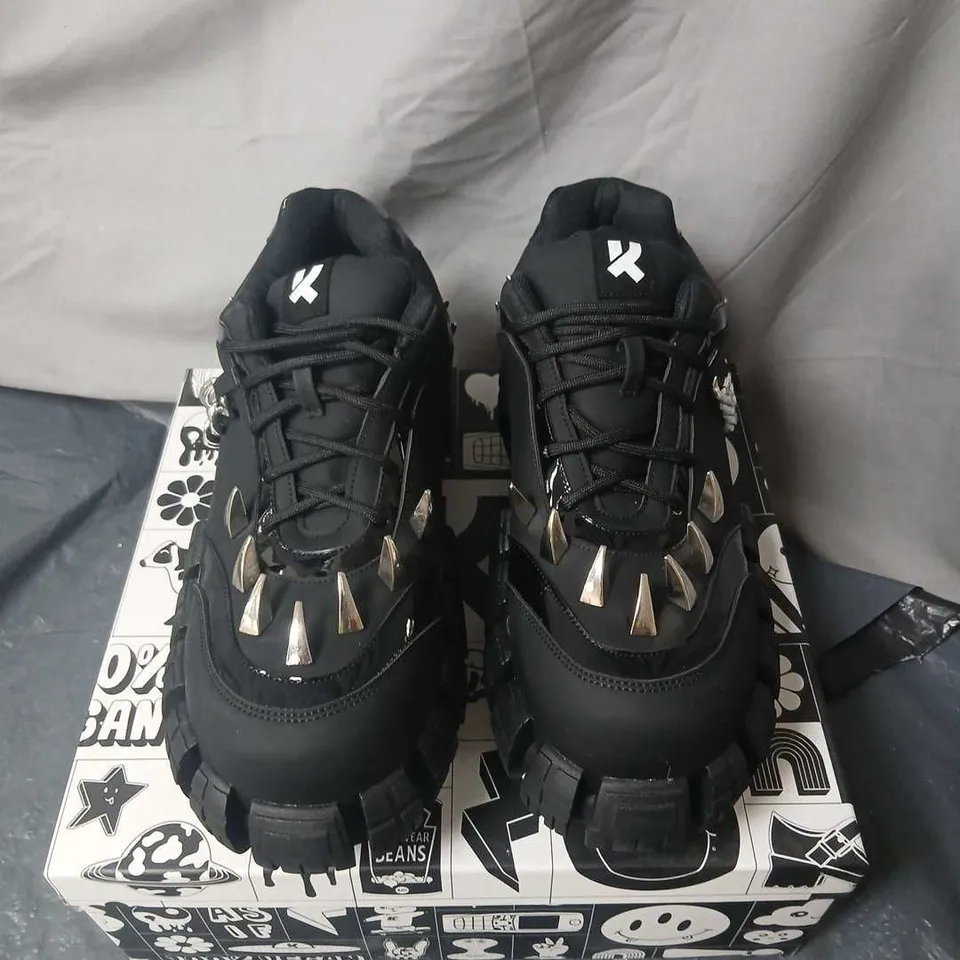 KOI DEATH BRAND MEN'S SPIKE TREAD TRAINERS – BLACK, UK9