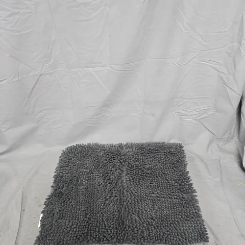 HALF A CAGE APPROXIMATELY 30+ ASSORTED HOUSEHOLD ITEMS INCLUDING: BATHROOM MAT, BEDDING AND JEWELLERY BOX