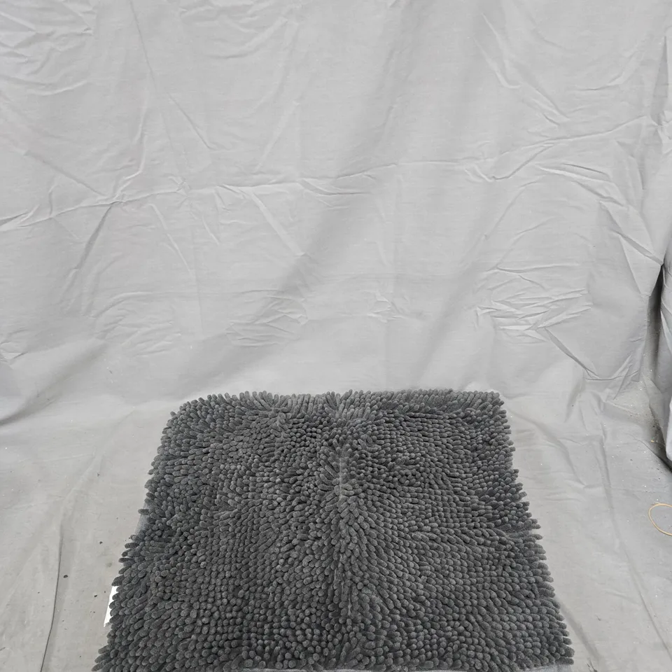 HALF A CAGE APPROXIMATELY 30+ ASSORTED HOUSEHOLD ITEMS INCLUDING: BATHROOM MAT, BEDDING AND JEWELLERY BOX