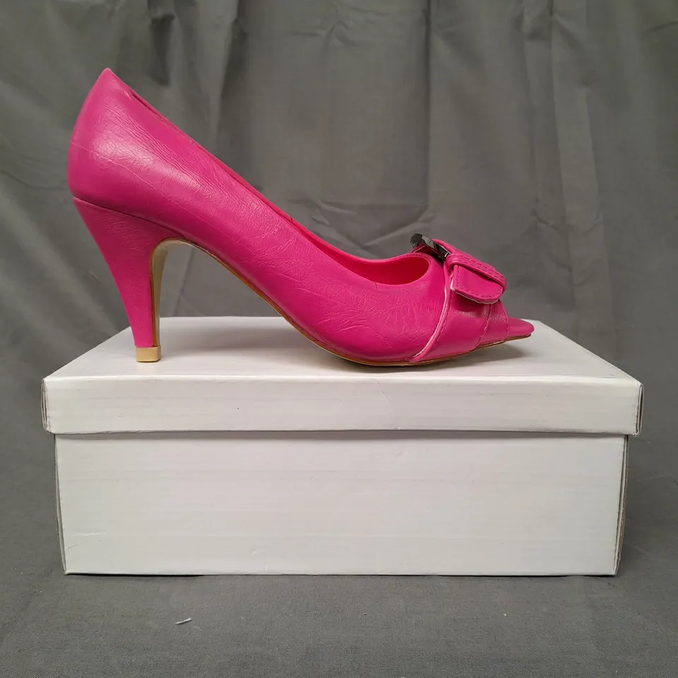 BOXED PAIR OF DESIGNER OPEN TOE MID HEELED SHOES IN FUCHSIA EU SIZE 36