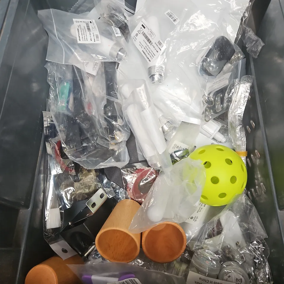 APPROXIMATELY 15 ASSORTED HOUSEHOLD ITEMS TO INCLUDE - AIRUP STRAW, VALENTTE REED DIFFUSER, MUC-OFF TUBELESS RIM TAPE, ETC 