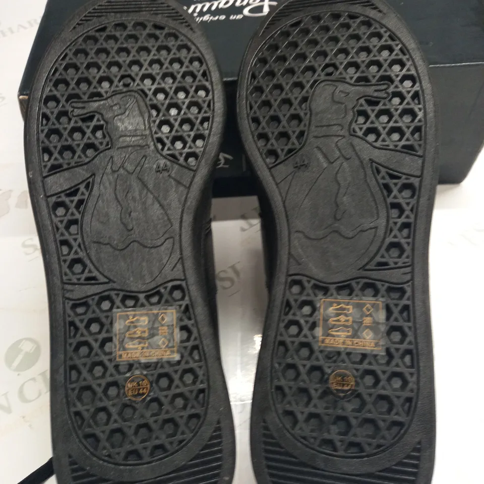 BOXED PAIR OF PENGUIN STEADMAN BLACK MONO TRAINERS - 10