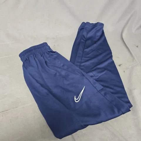 NIKE TRACKSUIT BOTTOMS – NAVY SIZE M 