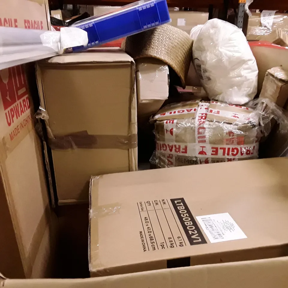 PALLET CONTAINING ASSORTED PRODUCTS INCLUDING SHOWER SYSTEM, SUITCASE, GOVEE UPLIGHTER FLOOR LAMP, ROLLER BLIND, MOUSE PAD & DIE-CAST RACING TOY