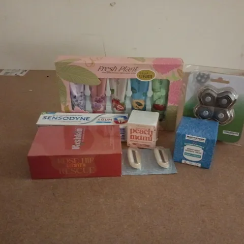 APPROXIMATELY 15 ASSORTED HEALTH & BEAUTY PRODUCTS TO INCLUDE BRIGHT INTENSIVE CREAM, PEACH MAMI, SENSODYNE TOOTHPASTE, ETC - COLLECTION ONLY