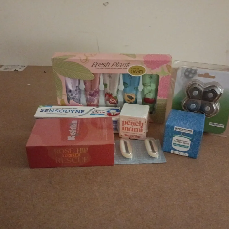 APPROXIMATELY 15 ASSORTED HEALTH & BEAUTY PRODUCTS TO INCLUDE BRIGHT INTENSIVE CREAM, PEACH MAMI, SENSODYNE TOOTHPASTE, ETC - COLLECTION ONLY