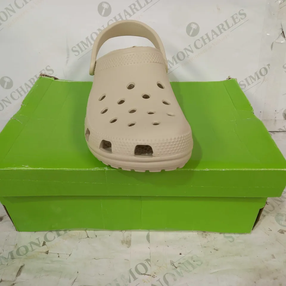 BOXED PAIR OF CROCS IN BEIGE UK SIZE M9/W10