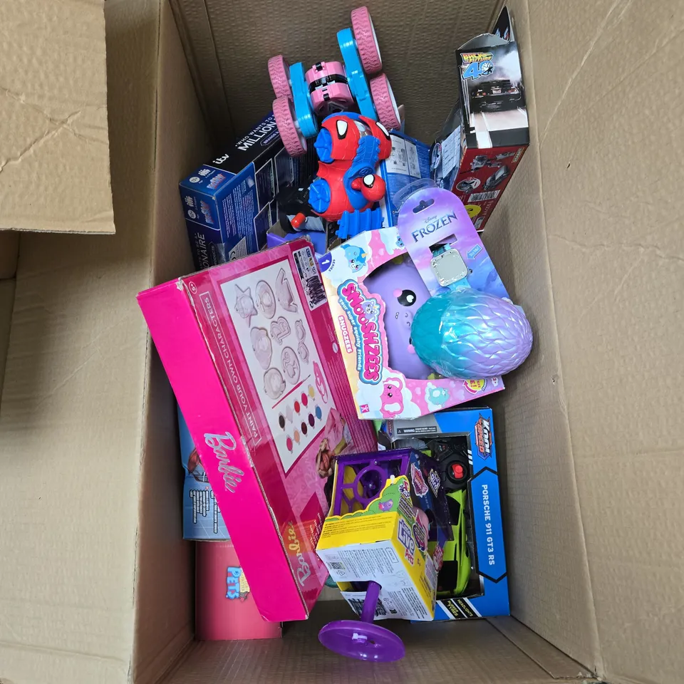 BOX OF APPROXIMATELY 10 ASSORTED TOYS INCLUDING BARBIE PAINT YOUR OWN CHARACTERS, LITTLE LIVE PETS LIL BIRD + BIRDHOUSE AND WALL CLIMBING CAR