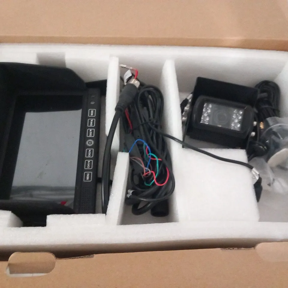 BOXED PYLE PLCMTR82WIR WIRELESS WEATHERPROOF REARVIEW BACKUP CAMERA AND MONITOR