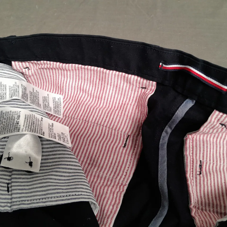TOMMY HILFIGER NAVY TROUSERS - 34/34
