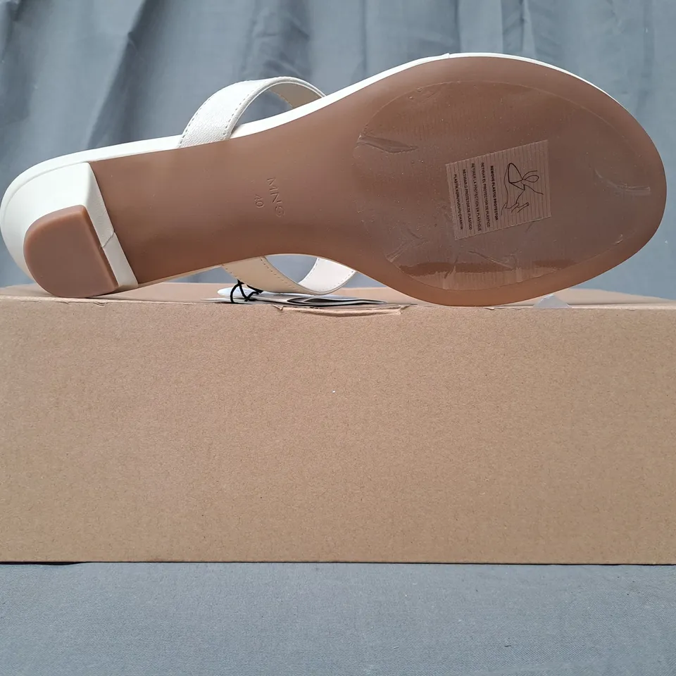 BOXED PAIR OF MNG LOW HEEL TOE-POST SANDALS IN CREAM UK SIZE 7