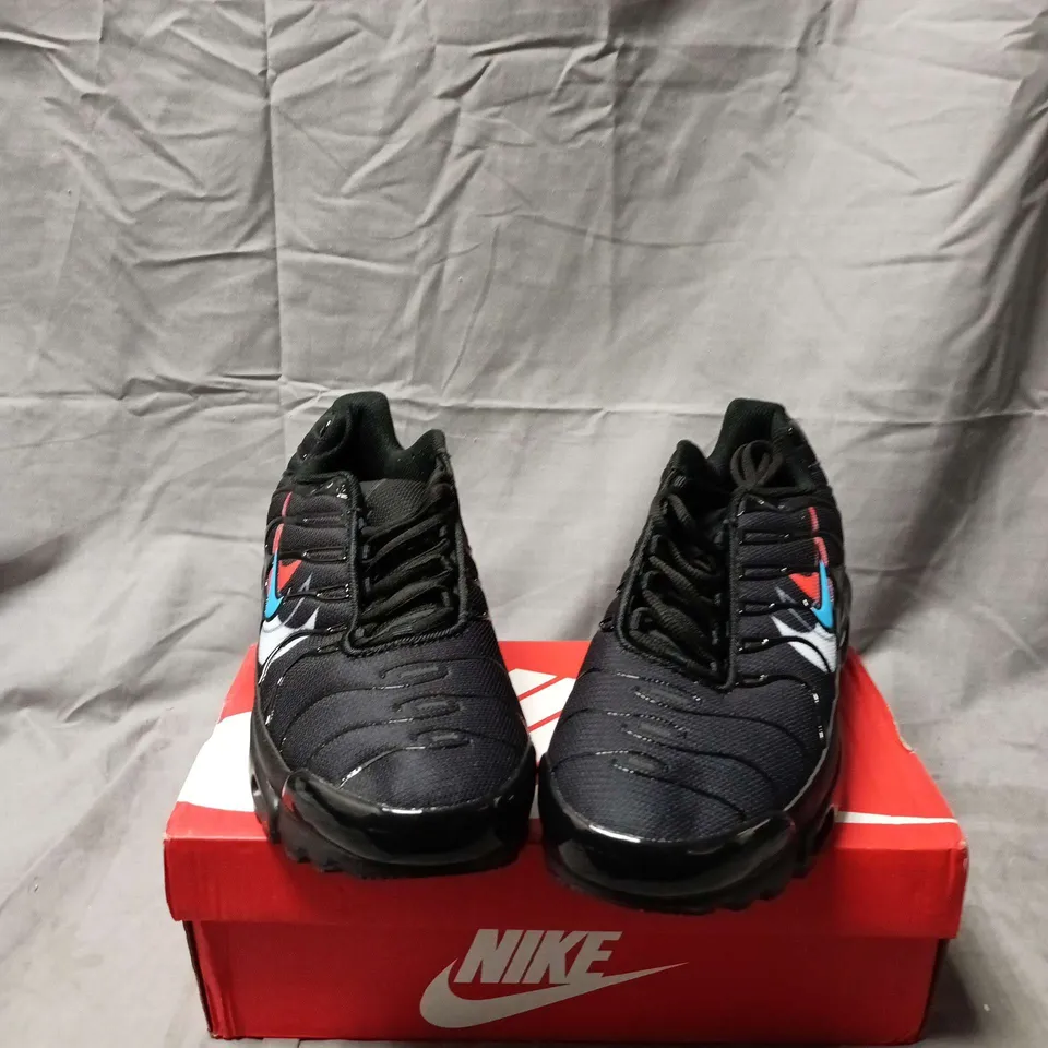 BOXED PAIR OF NIKE AIR MAX PLUS BLACK/WHITE/GREY UK 10 (US 11)
