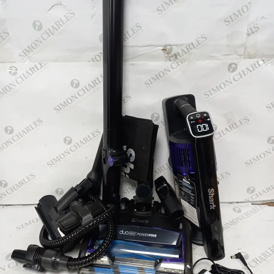 BOXED SHARK COMPLETE HOME CORDLESS STICK VACUUM