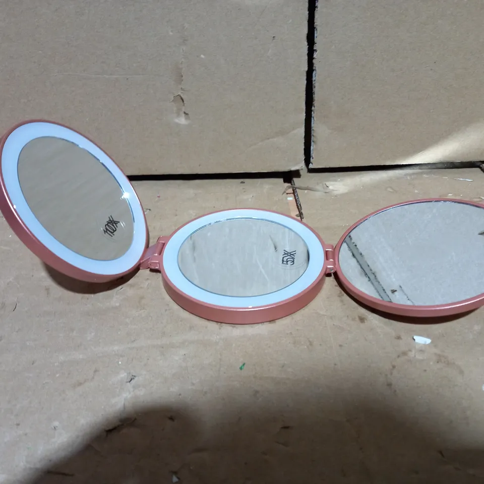 SIMPLY BEAUTY TRI-FOLD LED COMPACT MIRROR WITH 1X/5X/10X MAGNIFICATION - METALLIC ROSE GOLD