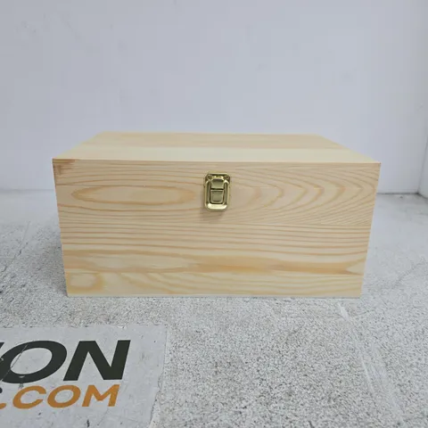 PINE WOODEN STORAGE BOX WITH BRASS LATCH SIZE 31 X 22 X 15CM APPROXIMATELY