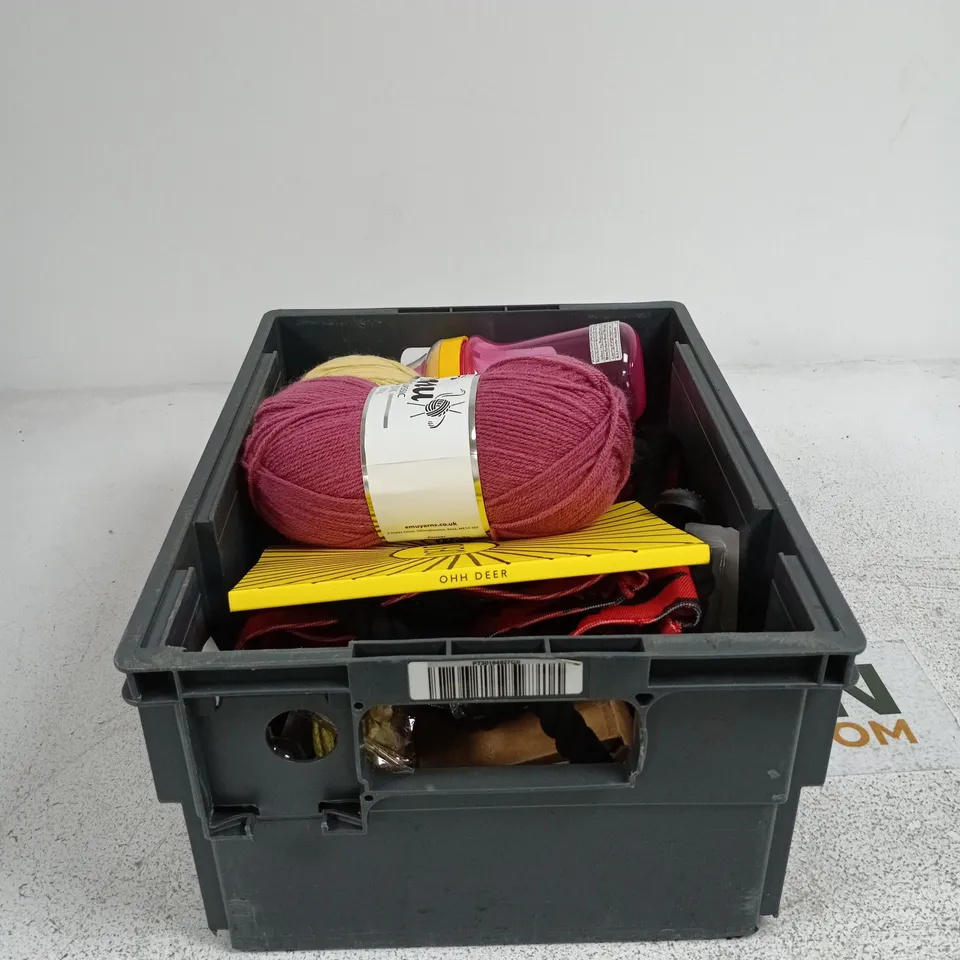 TOTE OF APPROXIMATELY 15 ASSORTED ITEMS TO INCLUDE IDEAS NOTEPAD, BAT TOTE BAG, EMU CLASSIC DK 100G ETC