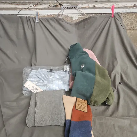 BOX OF APPROXIMATELY 20 ASSORTED CLOTHING ITEMS TO INCLUDE BLUE STRIPE SHIRT, MULTI COLOUR FLEECE TOP, SOCKS, KIDS JEANS ETC