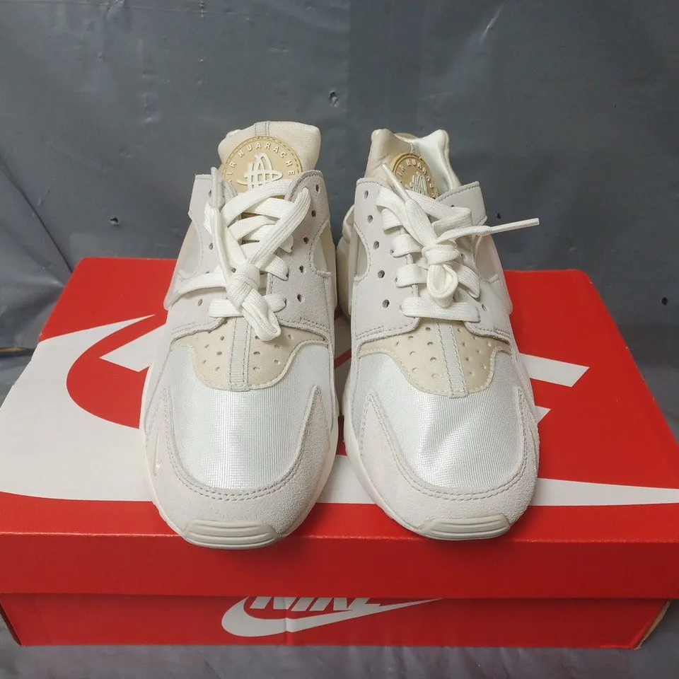 BOXED PAIR OF WOMENS NIKE AIR HUARACHE - UK SIZE 4.5