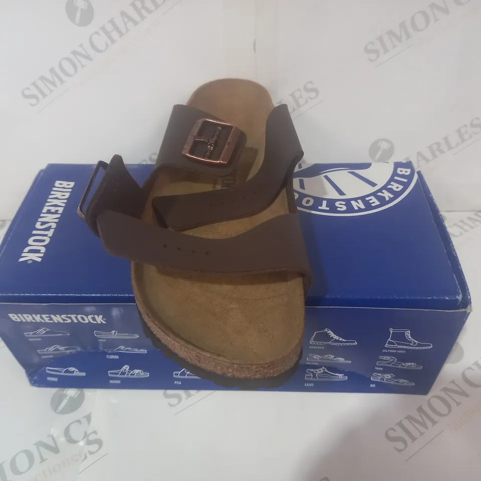 BOXED PAIR OF BIRKENSTOCK ARIZONA BS OPEN TOE SANDALS IN DARK BROWN UK SIZE 9