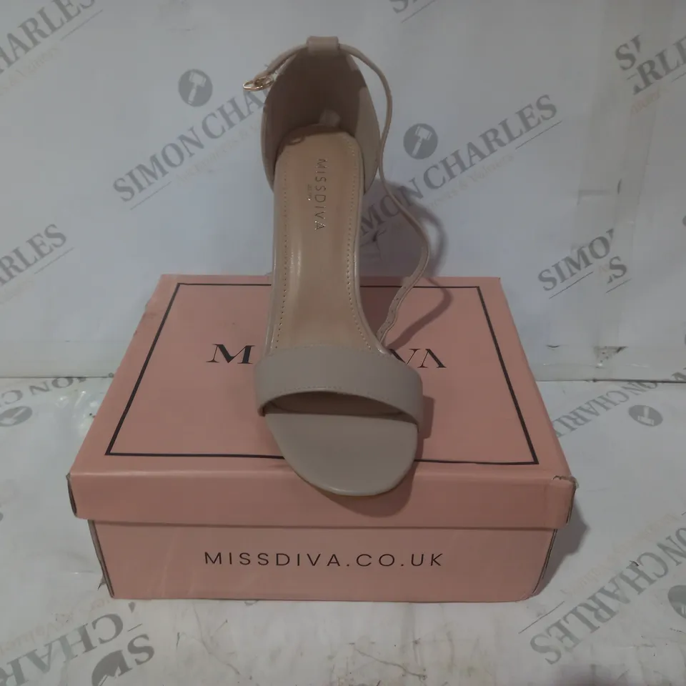 BOXED PAIR OF MISS DIVA OPEN TOE HIGH BLOCK HEEL SANDALS IN NUDE SIZE 7