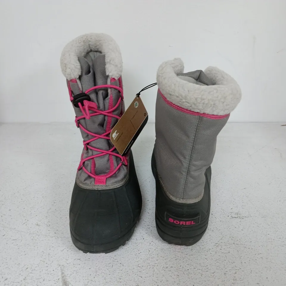 BOXED PAIR OF SOREL YOUTH CUMBERLAND 2 BOOTS IN LIGHT GREY/PINK - UK 5.5