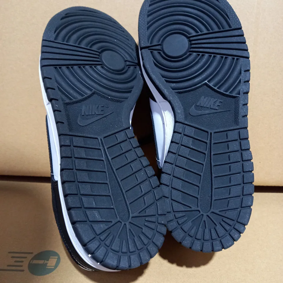 NIKE CW1590-100 DUNK LOW GS TRAINERS - SIZE 5.5