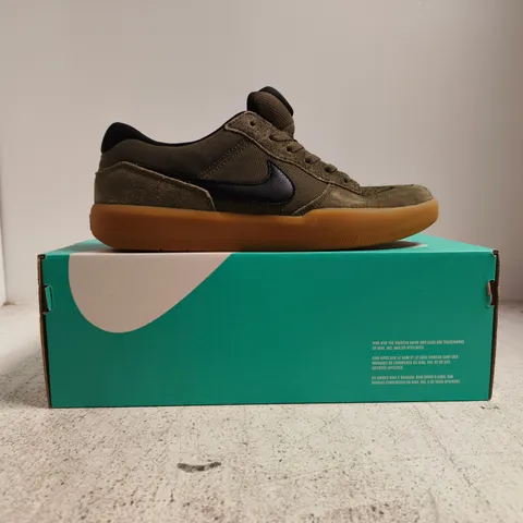 BOXED PAIR OF NIKE SB FORCE 58 TRAINERS IN OLIVE/BLACK SIZE UK 8