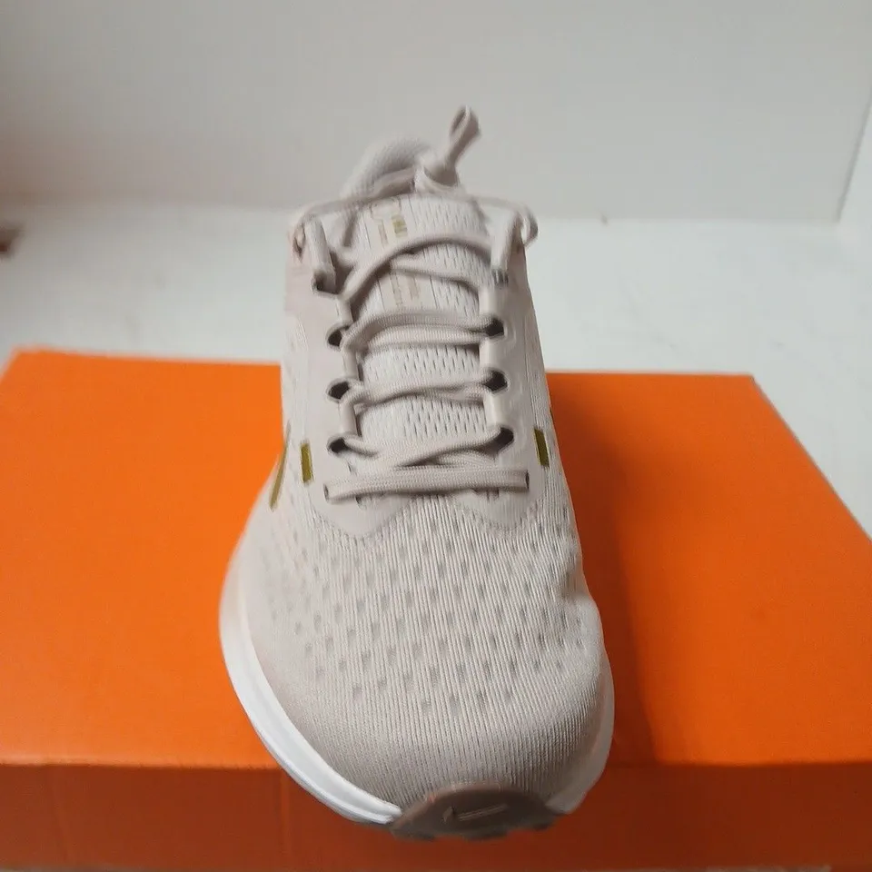 BOXED PAIR OF NIKE W AIR WINFLO 10 RUNNING SHOES – WOMEN'S UK5