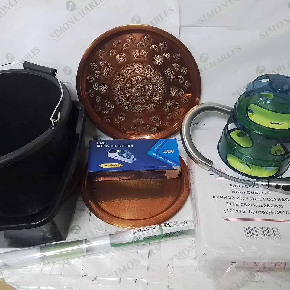 LOT OF ASSORTED HOUSEHOLD ITEMS TO INCLUDE BUILDE4S BUCKET MIXER BASIN TAP, METAL PLATES AND FOOD GRADE POLY BAGS
