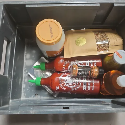 TOTE OF APPROXIMATELY 11 ASSORTED FOOD AND DRINK ITEMS TO INCLUDE SIRACHA SAUCE , SEED SESAME , ETC