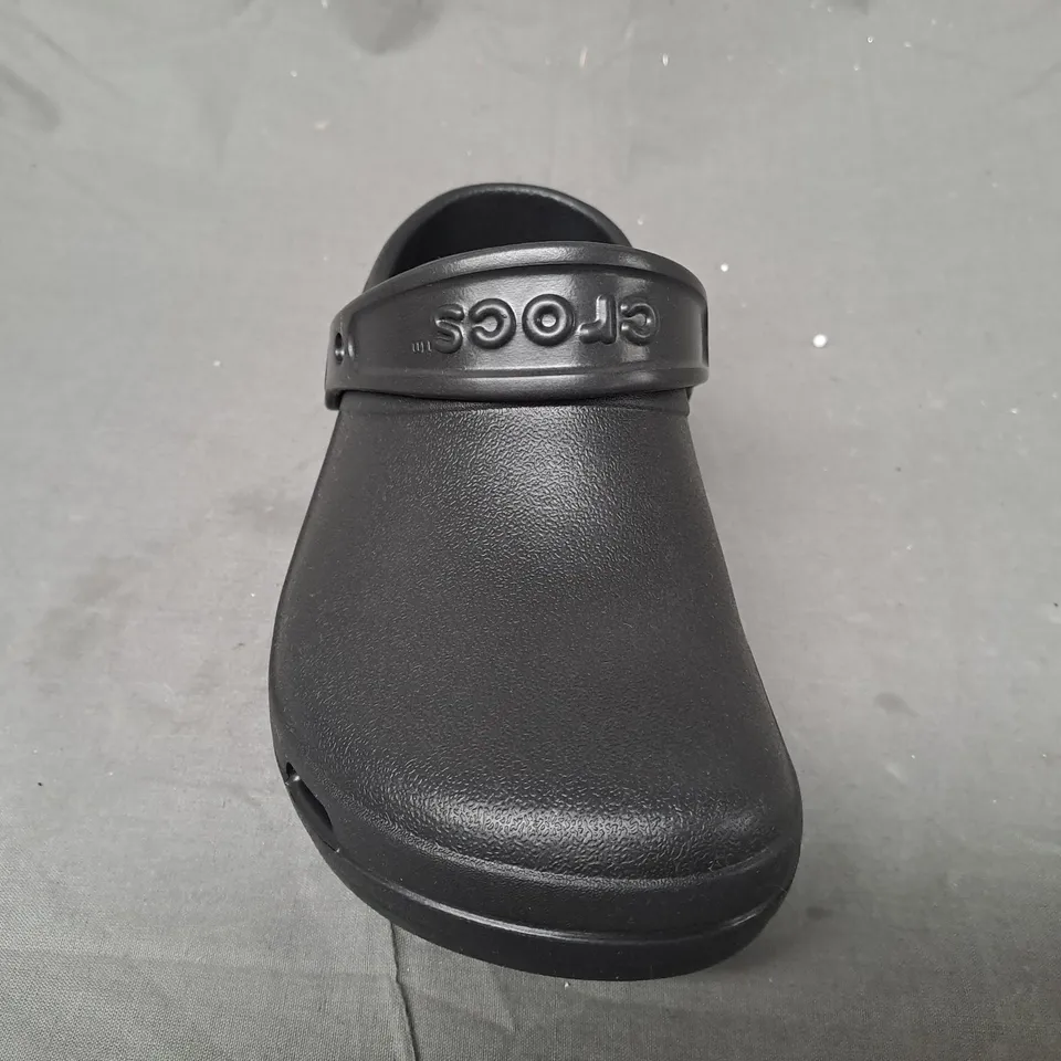 PAIR OF CROCS SPECIALIST II VENT CLOGS IN BLACK UK SIZE M3/W4