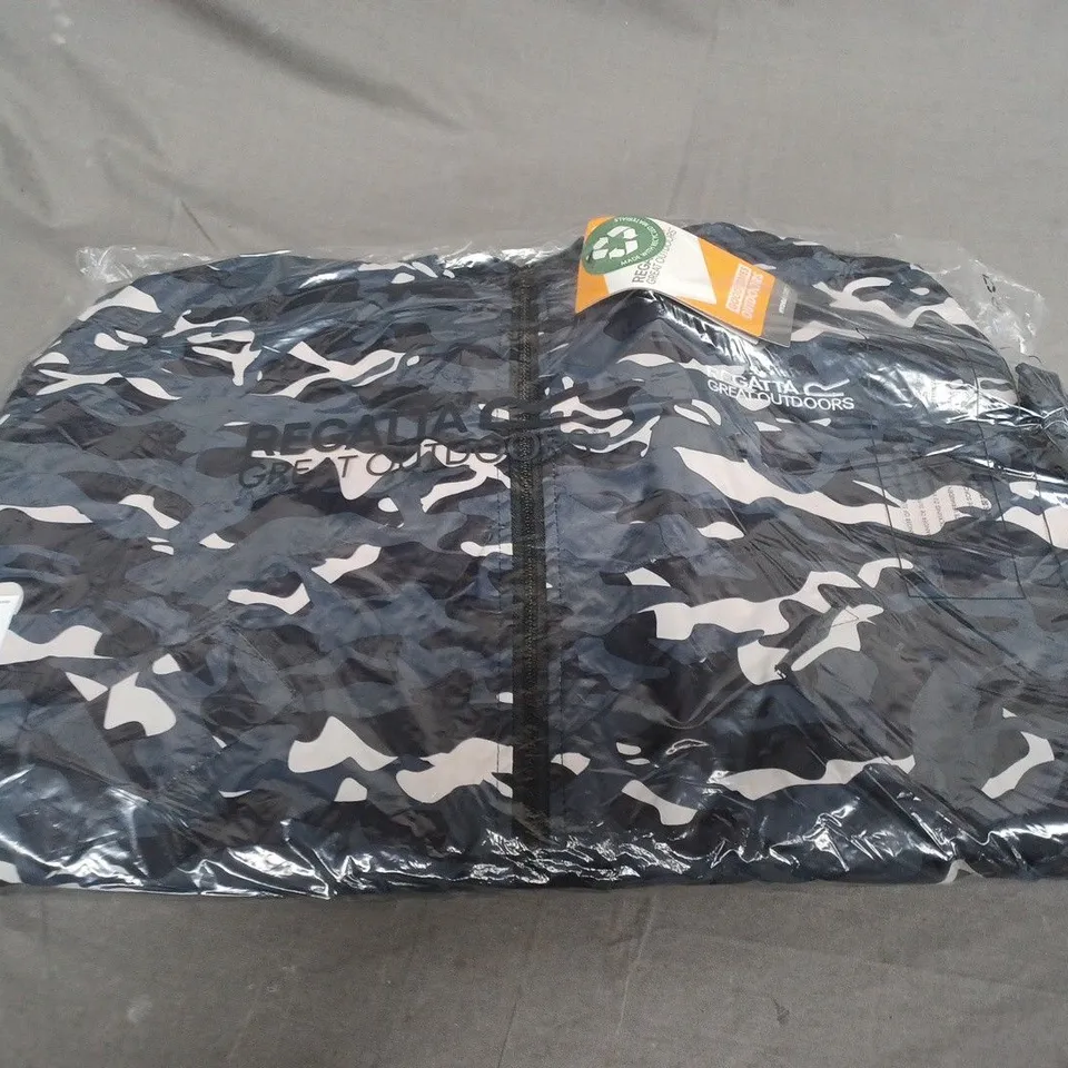 BAGGED REGATTA BLACK CAMOUFLAGE JUNIOR WATERPROOF ROBE SIZE 5-9 YEARS