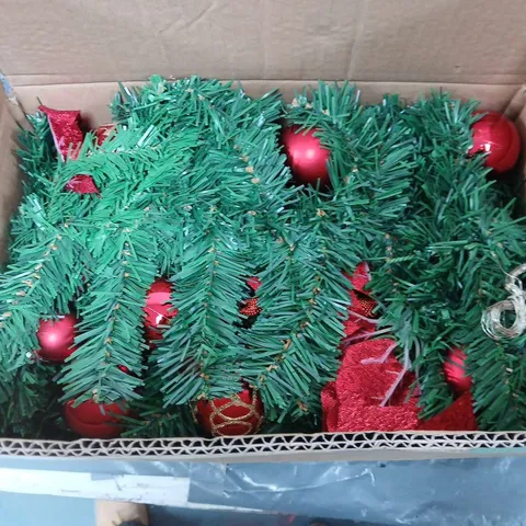 BOXED RED CHRISTMAS GARLAND 