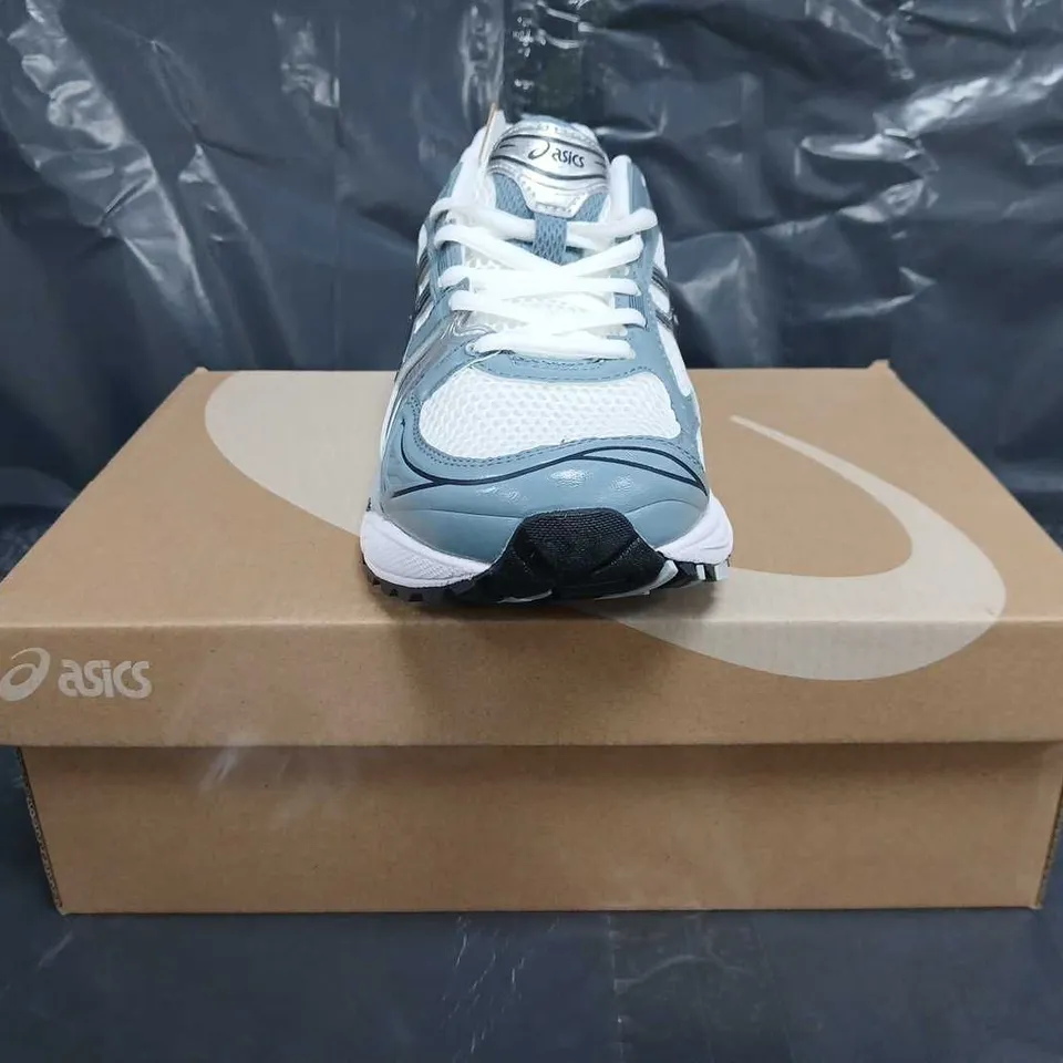 BOXED PAIR OF ASICS GEL-KAYANO 14 TRAINERS IN WHITE/GREY SIZE UK 7.5
