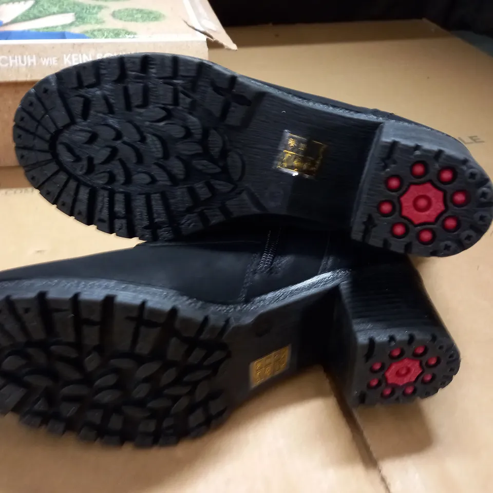 BOXED PAIR OF PAVERS RELIEF BOOTS IN BLACK - UK 5