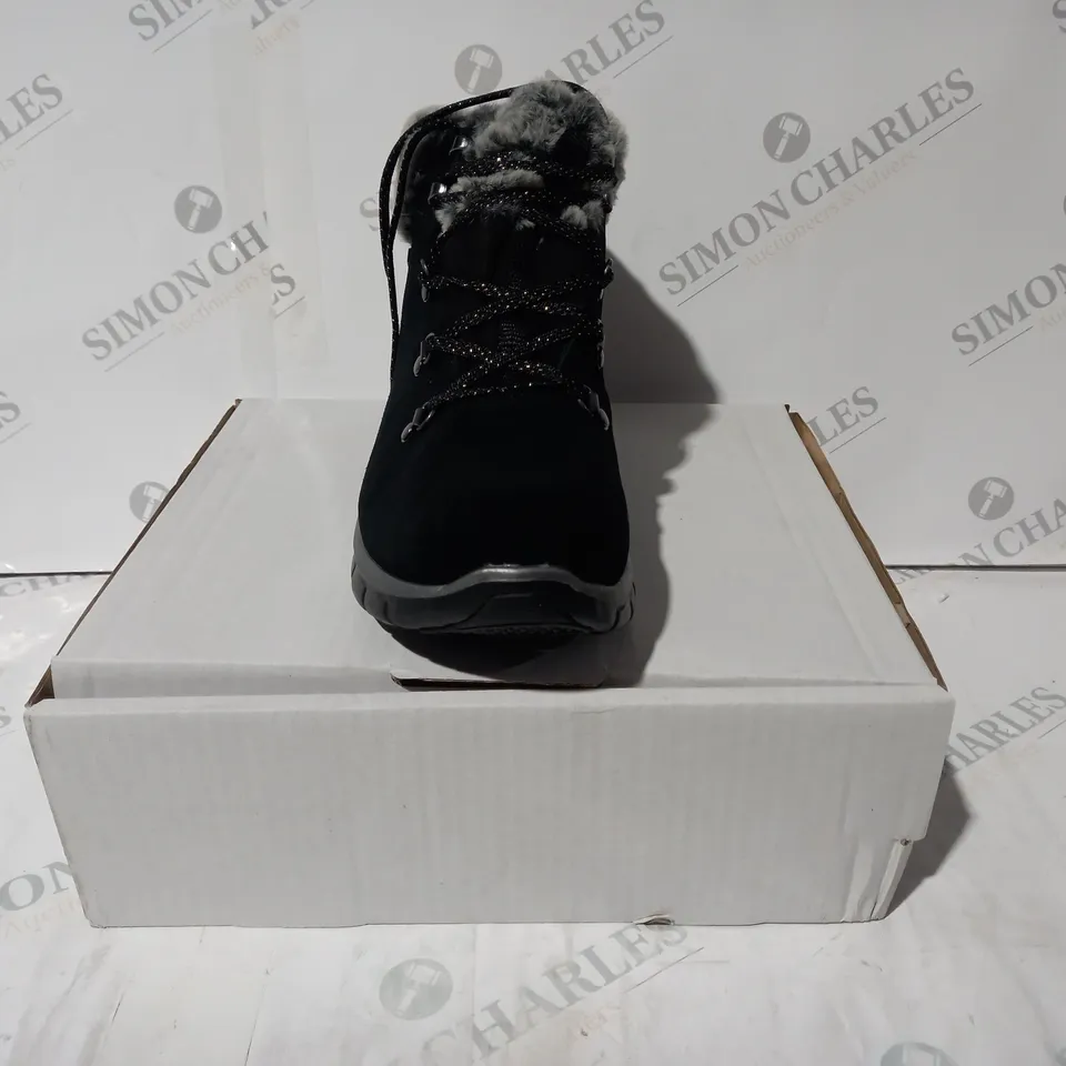 BOXED PAIR OF SKECHERS SYNERGY LACE BOOTS IN BLACK UK SIZE 6