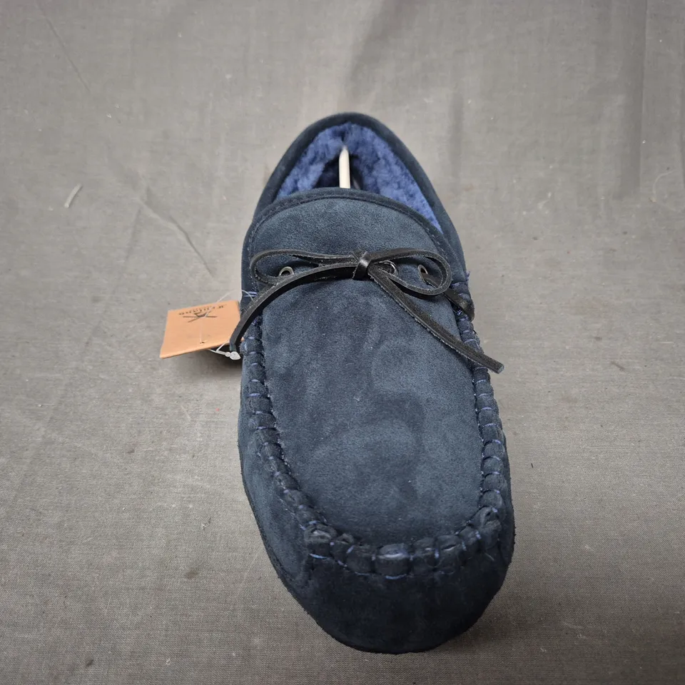 BOXED PAIR OF FENLAND MEN'S MOCCASIN CLASSIC SCUFF SLIPPERS IN NAVY SIZE 11/12