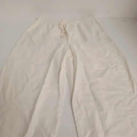 STRADIVARIUS WHITE TROUSERS, SIZE M (EU M / USA M / MEX 28) – MADE IN CAMBODIA