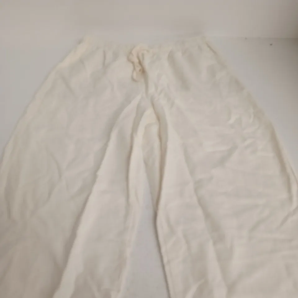 STRADIVARIUS WHITE TROUSERS, SIZE M (EU M / USA M / MEX 28) – MADE IN CAMBODIA