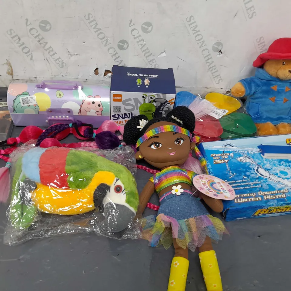 LARGE QAUNTIITY OF ASSORTED TOYS AND GAMES TO INCLUDE TEDDIES, WATER PISTOL AND SNAIL RUN FAST