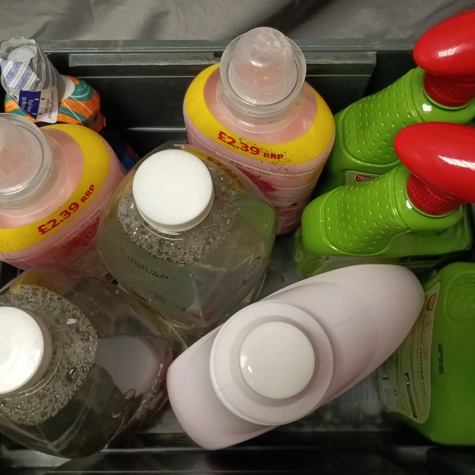 APPROXIMATELY 9 ASSORTED HOUSEHOLD LIQUID PRODUCTS TO INCLUDE yass clean cherry blossom, comfort fresh, method anti-bac refill, etc - collection only