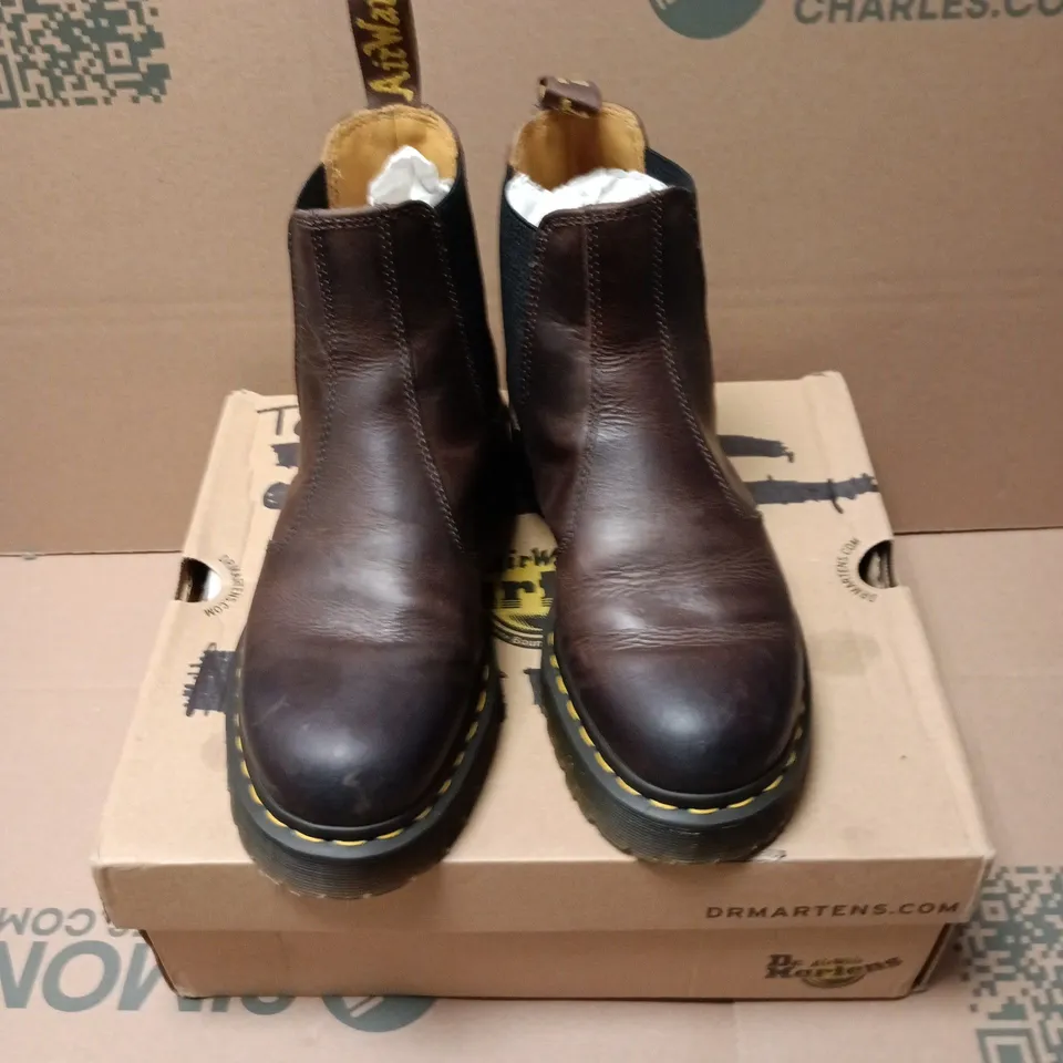BOXED PAIR OF DR MARTENS MONO BOOTS IN BROWN - UK 7