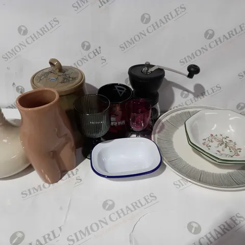 APPROXIMATELY 12 ASSORTED HOUSEHOLD ITEMS TO INCLUDE MUGS, KITCHEN DISHWARE AND DECOR PIECES - COLLECTION ONLY