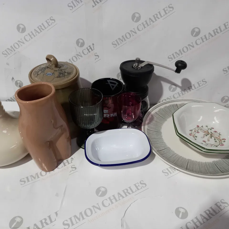 APPROXIMATELY 12 ASSORTED HOUSEHOLD ITEMS TO INCLUDE MUGS, KITCHEN DISHWARE AND DECOR PIECES - COLLECTION ONLY