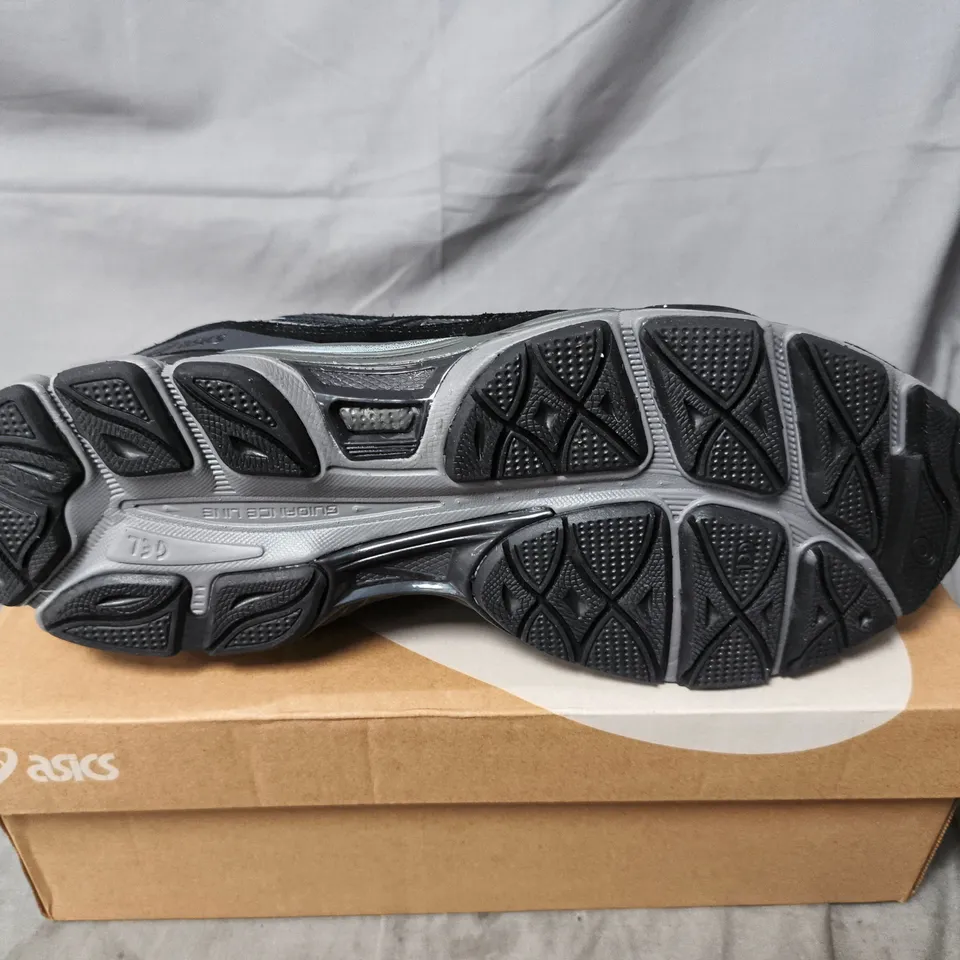 BOXED PAIR OF ASICS GEL NYC TRAINERS IN BLACK - UK 10