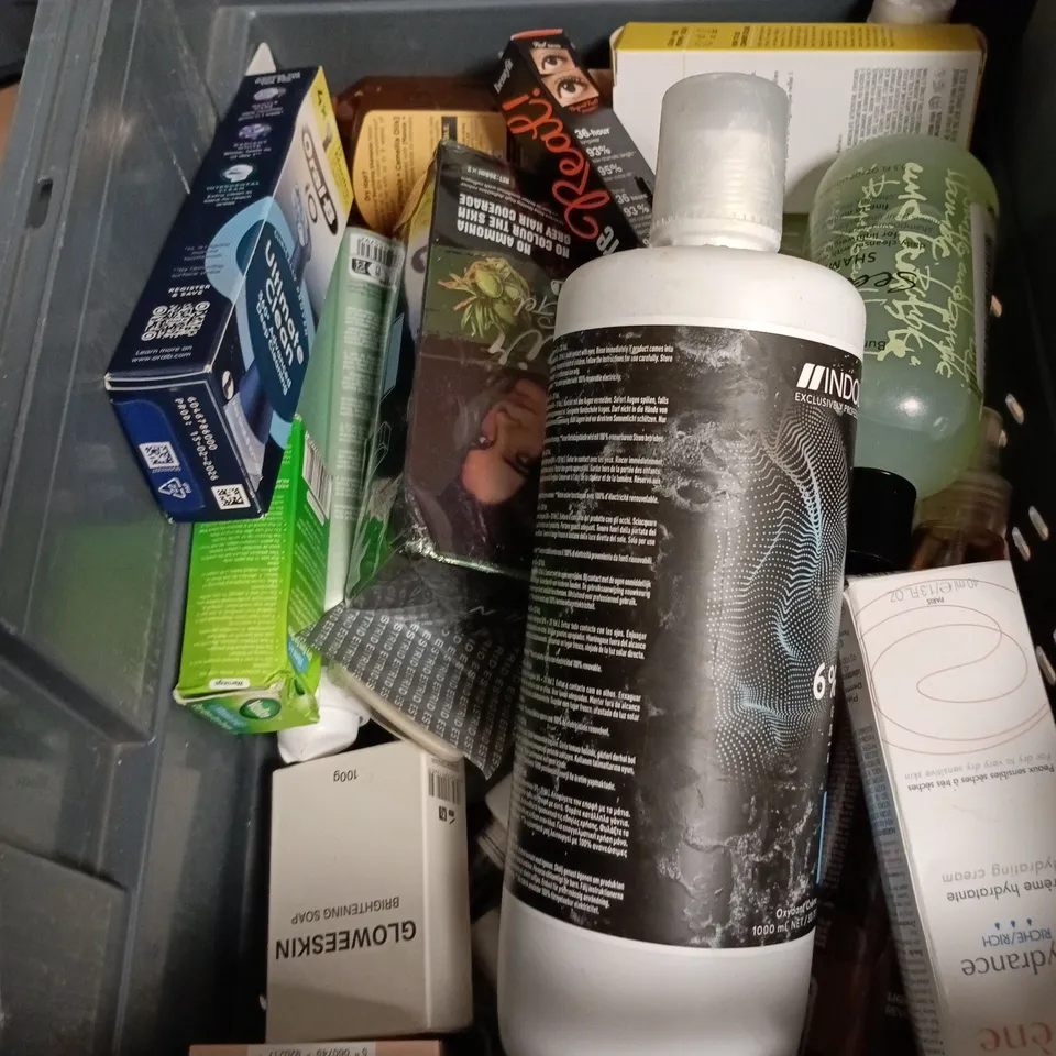 APPROXIMATEY 20 ASSORTED HEALTH AND BEAUTY PRODUCTS TO INCLUDE - AVENE HYDRATING CREAM - BOOTS EVERYDAY HAND WASH AND L'OREAL MEN EXPERT SHOWER GEL