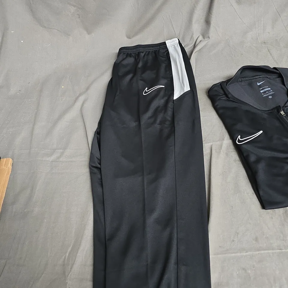 NIKE TRACKSUIT SET – BLACK ZIP-FRONT JACKET WITH WHITE SWOOSH & MATCHING TROUSERS (MEN'S XL)